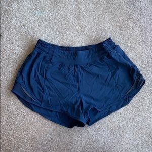 lululemon hotty hot shorts 2.5”